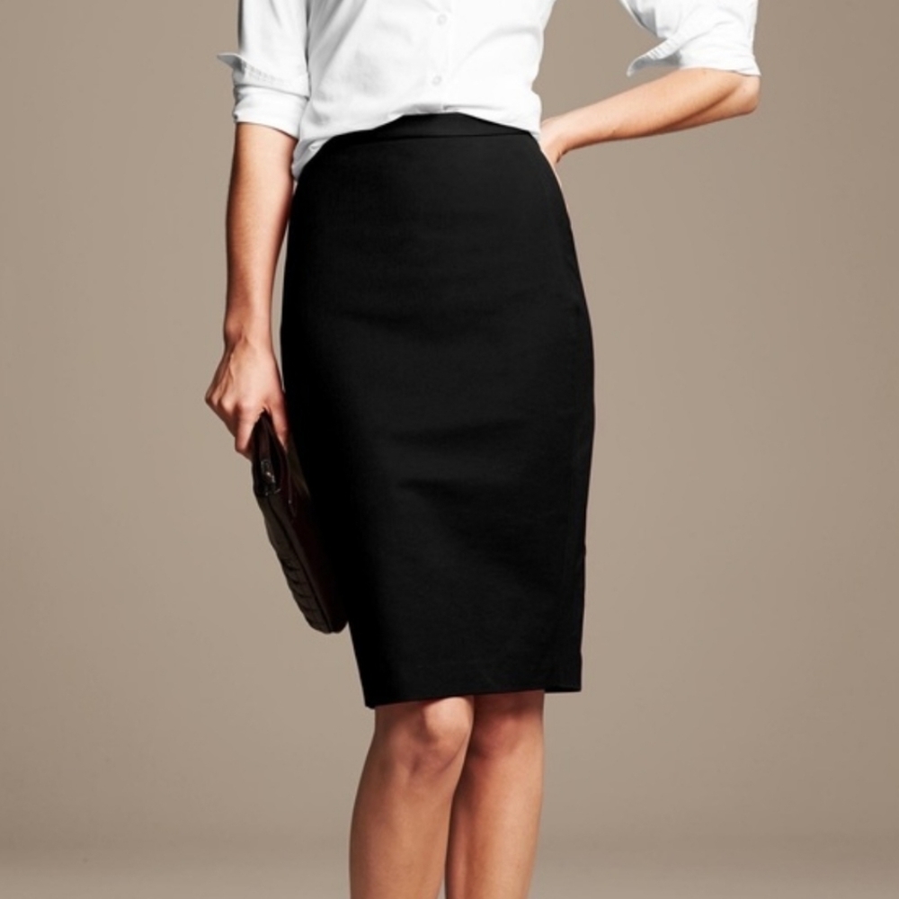 Banana Republic Black Pencil Skirt | Size 2 | Italian Wool | Stretch and Zip Up